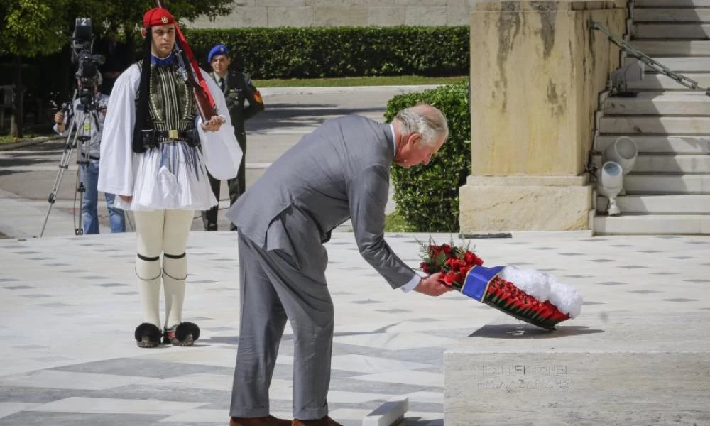 Με δάκρυα στα μάτια ο πρίγκιπας Κάρολος στην κατάθεση στεφάνων στον Άγνωστο Στρατιώτη (βίντεο)